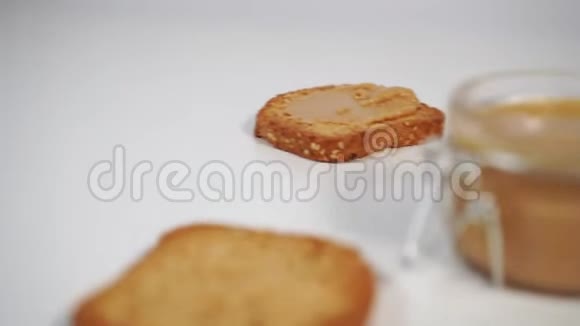 在白色桌子上自制多汁花生酱和谷类食物视频的预览图