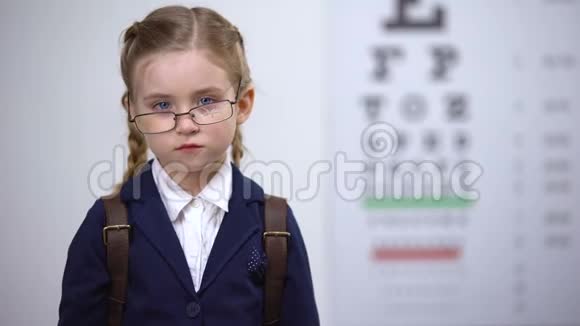 女学生戴着破眼镜哭着被同伴欺负戴眼镜视频的预览图