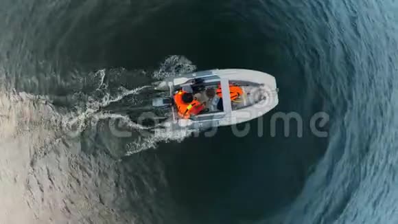 在小艇里游泳的人的俯视图视频的预览图