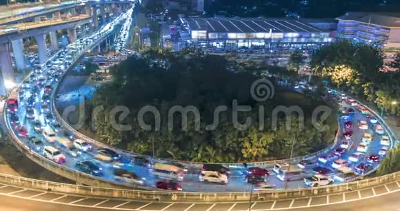 空中观景拥挤的交通道路环形交叉路口在城市的夜晚时间流逝的道路视频的预览图