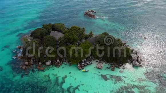普拉斯林热带岛屿塞舌尔无人驾驶飞机在塞舌尔圣派瑞岛上空观看视频的预览图