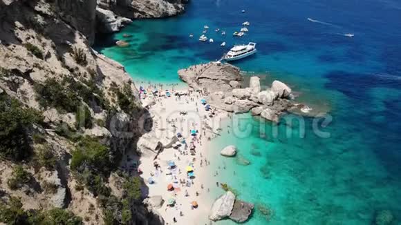 萨迪尼亚岛意大利奥罗西海岸美丽的海滩充满海滩遮阳伞和人们日光浴和游泳视频的预览图
