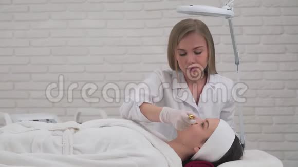 专业美容师为病人做面部按摩视频的预览图