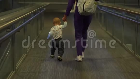 妈妈和小宝宝上飞机慢动作视频的预览图