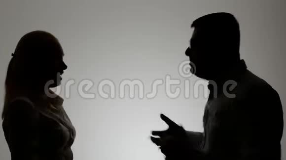 一男一女的剪影一家人吵架一男一女在感情上互相大声打手势视频的预览图