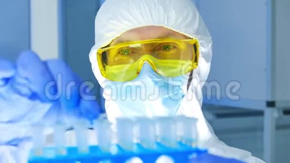 科学家穿着防护服在实验室检查试管中的危险物质视频的预览图