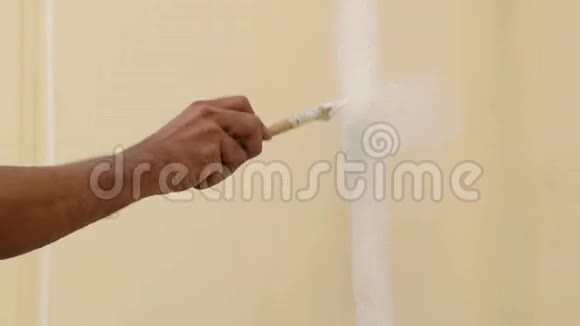 用油漆刷改造油漆对混凝土墙面裂缝进行封堵视频的预览图