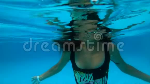 女子肖像在水下游泳池游泳视频的预览图