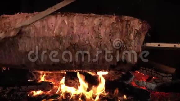 厨师用水平肉串切割视频的预览图