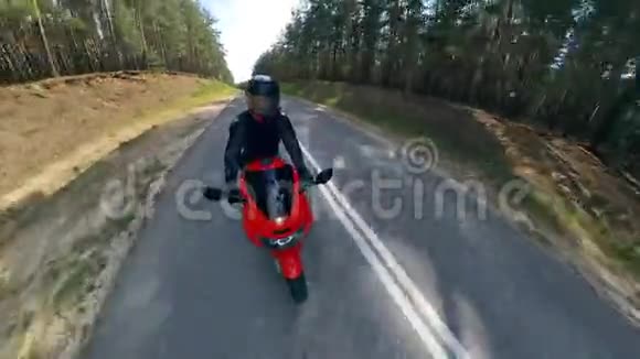摩托车手正沿着农村公路行驶视频的预览图