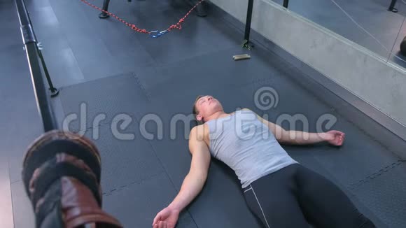 运动员躺在垫子上在健身房伸展肌筋膜后闭上眼睛视频的预览图