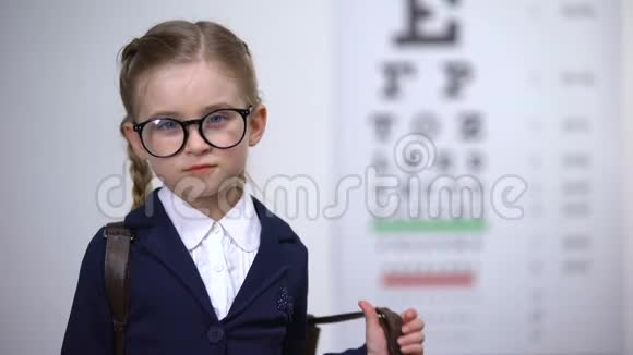 戴眼镜的漂亮女学生微笑在校前有全面的眼科检查意识视频的预览图