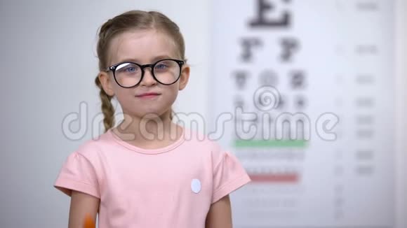 可爱的孩子戴着眼镜竖起大拇指用胡萝卜用胡萝卜素做眼睛视频的预览图