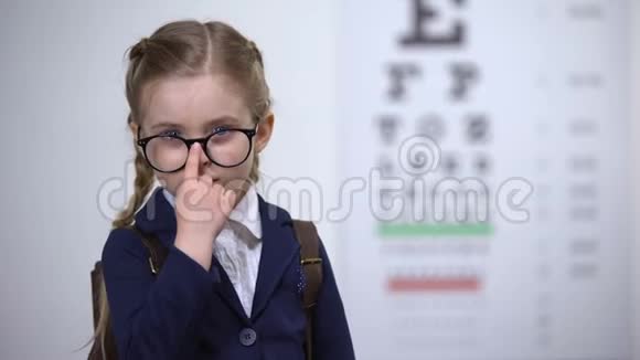 可爱的女学生调节眼镜眼病预防诊断视频的预览图