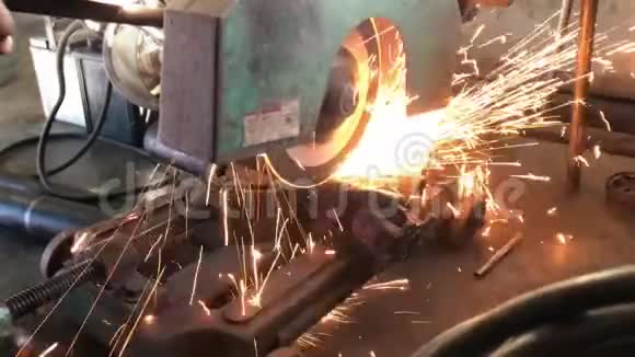 用电动铁刀切割钢管视频的预览图