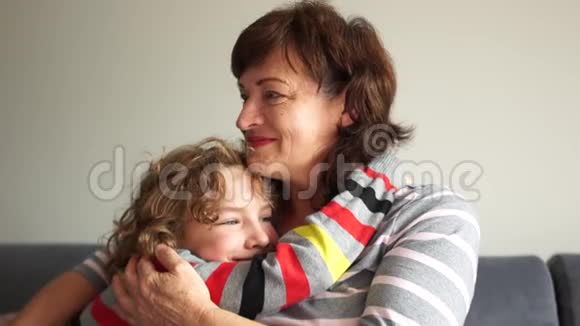 微笑的祖母和孙子拥抱的肖像祖母和孙子孙女亲密肖像视频的预览图