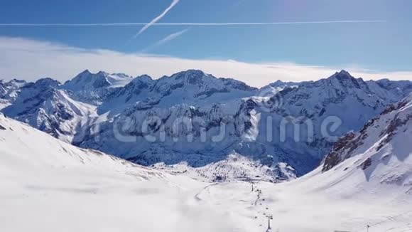意大利托纳莱洛格诺令人惊叹的滑雪坡景观奇妙的蓝天POV滑雪头盔的观点视频的预览图