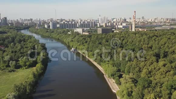 夏季从河漫滩和绿地俯瞰大都市的空气视频的预览图