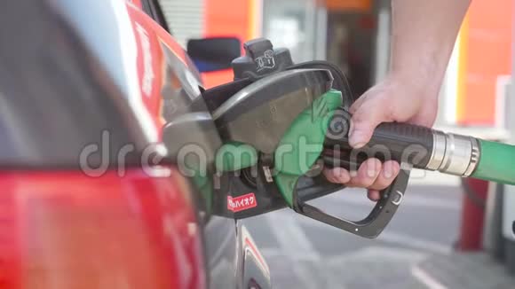 用燃油手工加注汽车在加油站用汽油或汽油给汽车加油的人伸出一只手视频的预览图