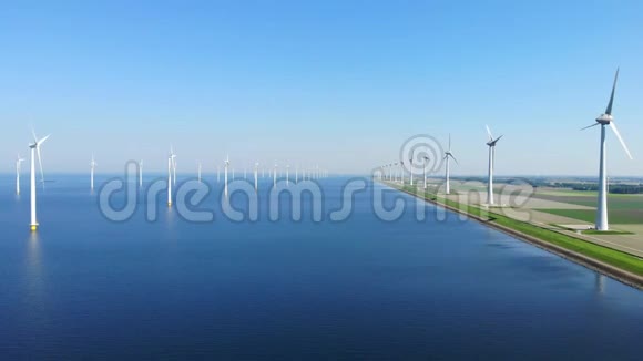 从空中俯瞰风力涡轮机在westermeerdijk的windpark一个在IJsselmeer湖最大的风车农场的Drone景视频的预览图