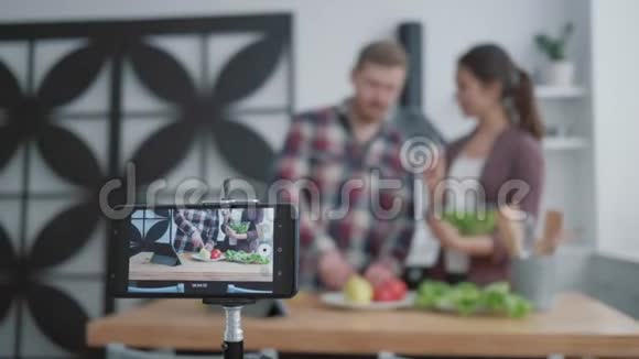 在线烹饪健康膳食的课程博客的男人和女人教追随者从蔬菜中烹饪有用的食物视频的预览图