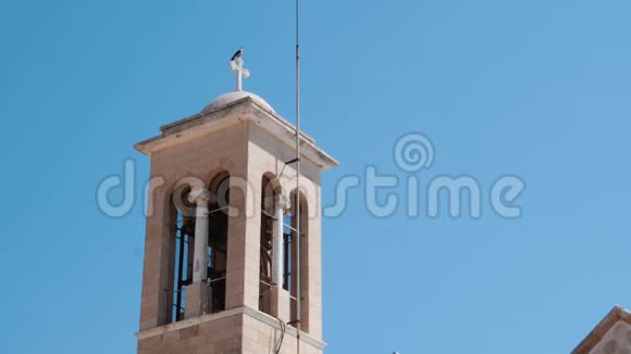 城市教堂顶部的侧视图与钟楼对抗一个蓝色的晴空近距离观看白色钟楼视频的预览图