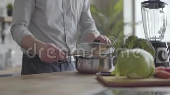 英俊的技巧在厨房里的衬衫上烧汤理念健康食品居家烹饪那个家伙视频的预览图