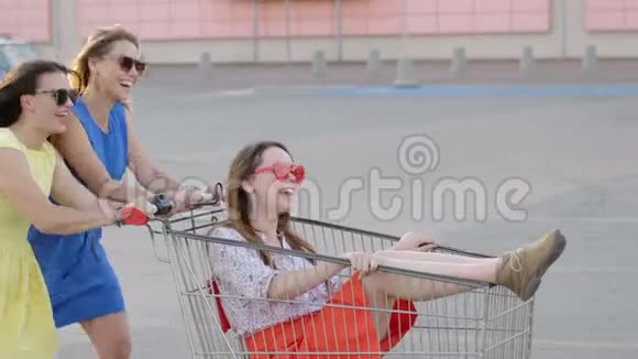 一群快乐的年轻人在购物车上玩得很开心年轻人在购物车上赛车生活方式概念视频的预览图