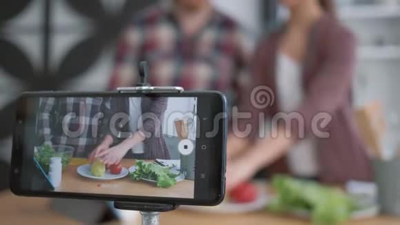 减肥博客手机制作视频直播博客的男性和女性如何从新鲜食物中准备健康食品视频的预览图