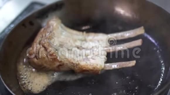 排骨上的一块肉在锅里炒视频的预览图