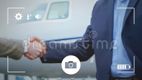 拍商人用数码相机握手的照片视频的预览图