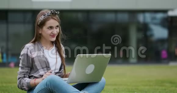 女学生给女朋友打视频电话通过笔记本电脑上的应用程序进行交流通过网络摄像机进行交谈使用虚拟聊天视频的预览图