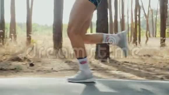 穿着运动服的女孩在森林里慢跑只有腿部特写视频的预览图