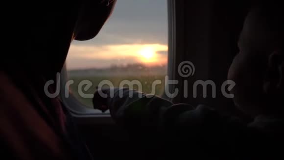 男孩和他的妈妈在缓慢地起飞时看着飞机的窗户视频的预览图