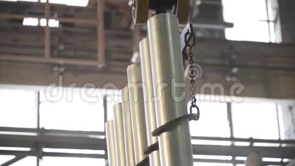 在现代工厂熔化后形成铝柱生产常用的金属铝型材视频的预览图