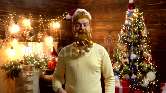 有胡子和胡子的圣诞老人胡子与圣诞节装饰近距离拍摄有胡子的男人视频的预览图