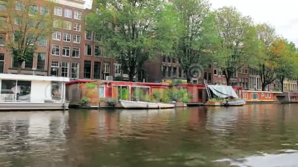 荷兰阿姆斯特丹2019年9月许多游艇和船只停泊在街道上房屋的正面视频的预览图
