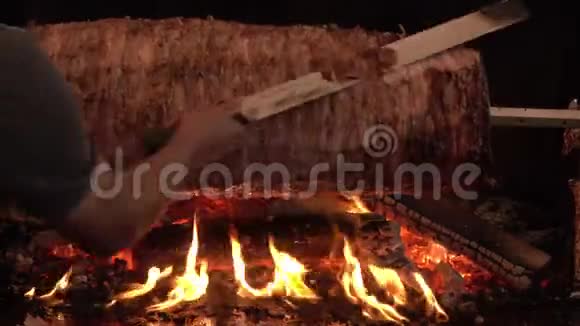 厨师用水平肉串切割视频的预览图
