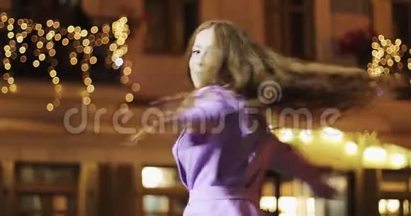 年轻快乐的女人的肖像红色卷发在夜城跳舞视频的预览图