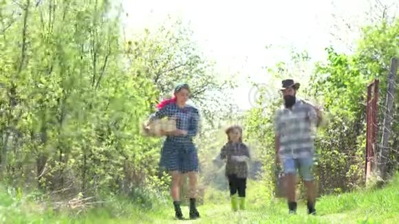 乡村生活农场的春天爸爸妈妈和儿子一起玩家庭生态农场父母教孩子地球视频的预览图