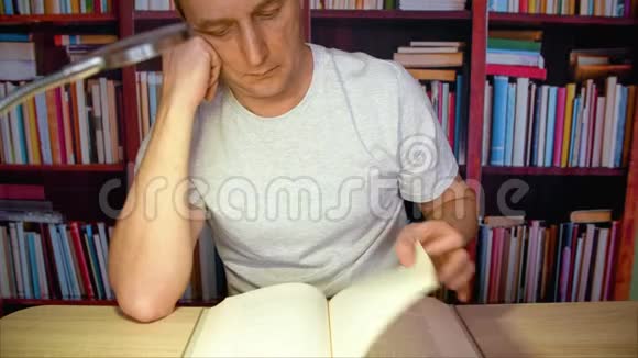 人拿着灯在书桌前看书视频的预览图