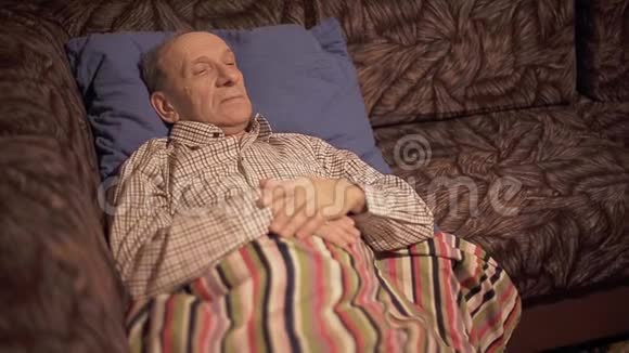 老人喝药丸妻子照顾生病的丈夫视频的预览图