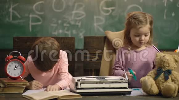 男孩和女孩正坐在木制椅子上在学校董事会的背景下画画回学校去同学视频的预览图