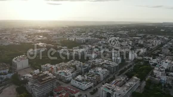 4k空中城市天桥背景为日落视频的预览图