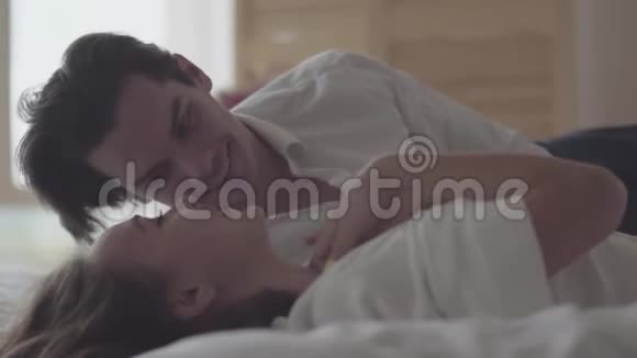 男人和女人躺在床上笑幸福和温柔的概念恋爱中的情侣视频的预览图