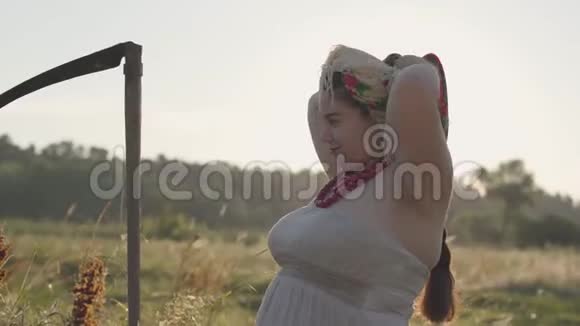 夏日绿茵场上阳光下戴着围巾的胖女人的肖像视频的预览图