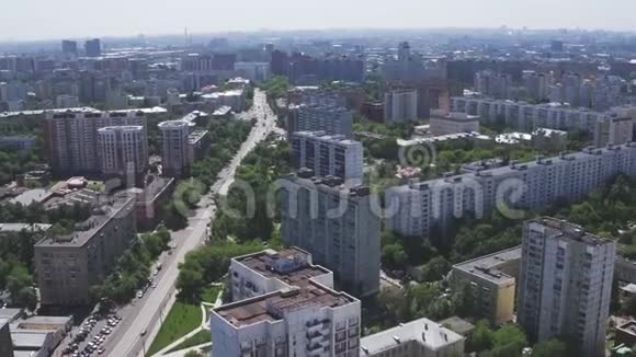 莫斯科一个地区的全景包括住宅游乐场幼儿园和道路视频的预览图