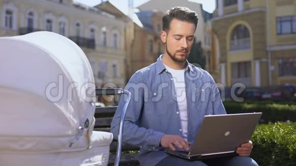 一个人在手提电脑上工作在马车上微笑多任务自由职业视频的预览图