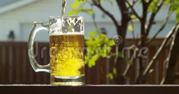 在倒啤酒和灌更多啤酒的时候啤酒杯运动缓慢视频的预览图