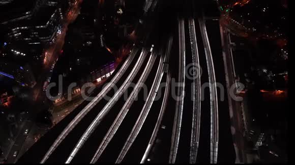 火车站的鸟瞰图火车从站台缓缓行驶汽车在街上行驶行人在站台上行走视频的预览图